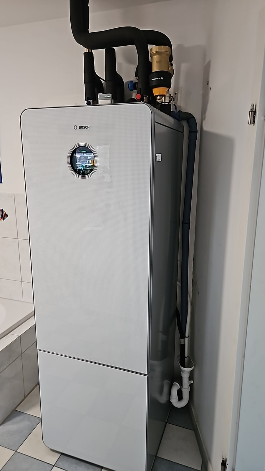 Bosch-Inneninstallation mit gedämmten Leitungen aus einem Wärmepumpenprojekt von PV Berg