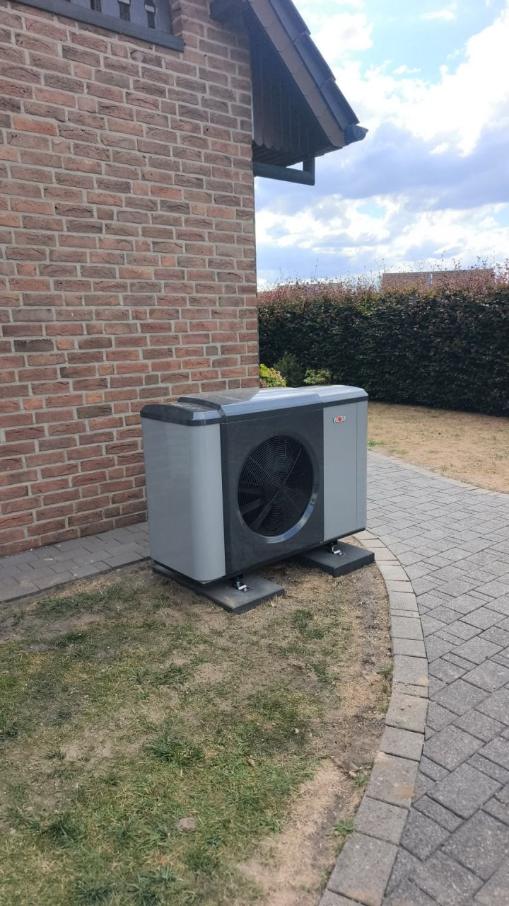 Installierte WOLF-Wärmepumpe im Außenbereich aus einem PV-Berg-Kundenprojekt