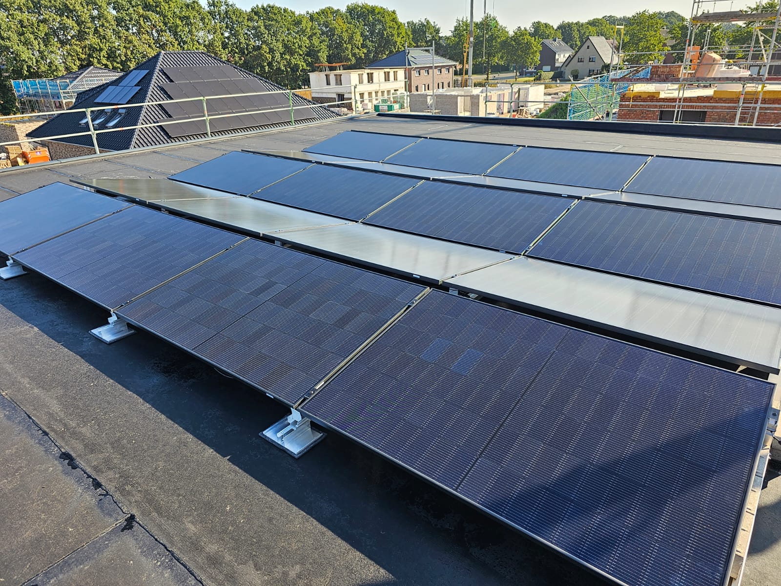Photovoltaik Aachen: Dachanlage mit Glas-Glas-Modulen im Referenzprojekt