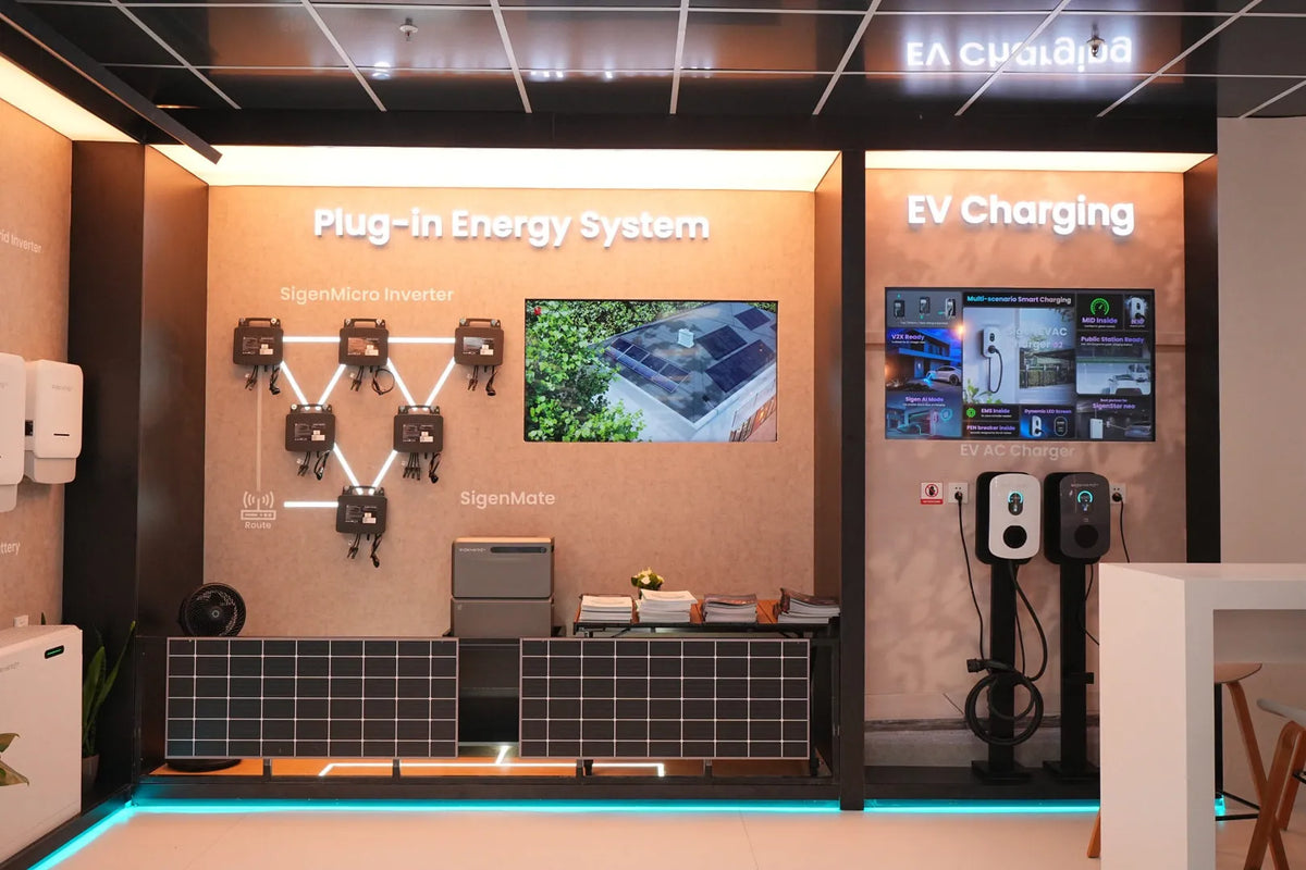 SigenMicro-Wechselrichter, SigenMate-Speicher und AC-Wallboxen am Sigenergy-Messestand auf der Intersolar München 2026