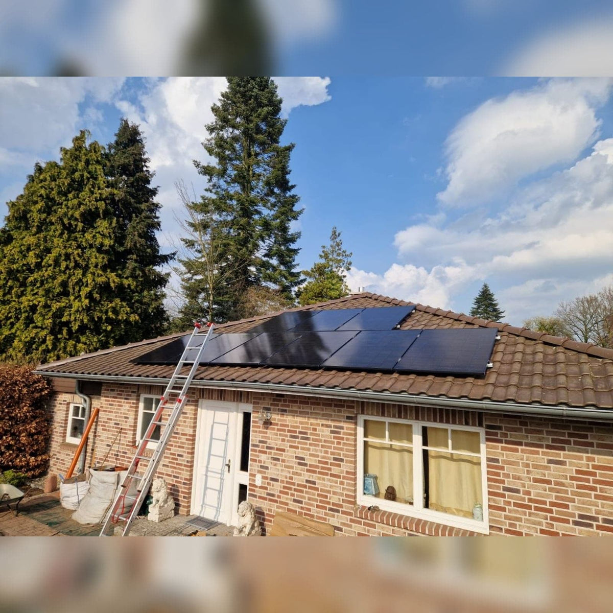 Photovoltaik-Dachanlage mit JA-Solar-Modulen auf einem Wohnhaus in Hamburg