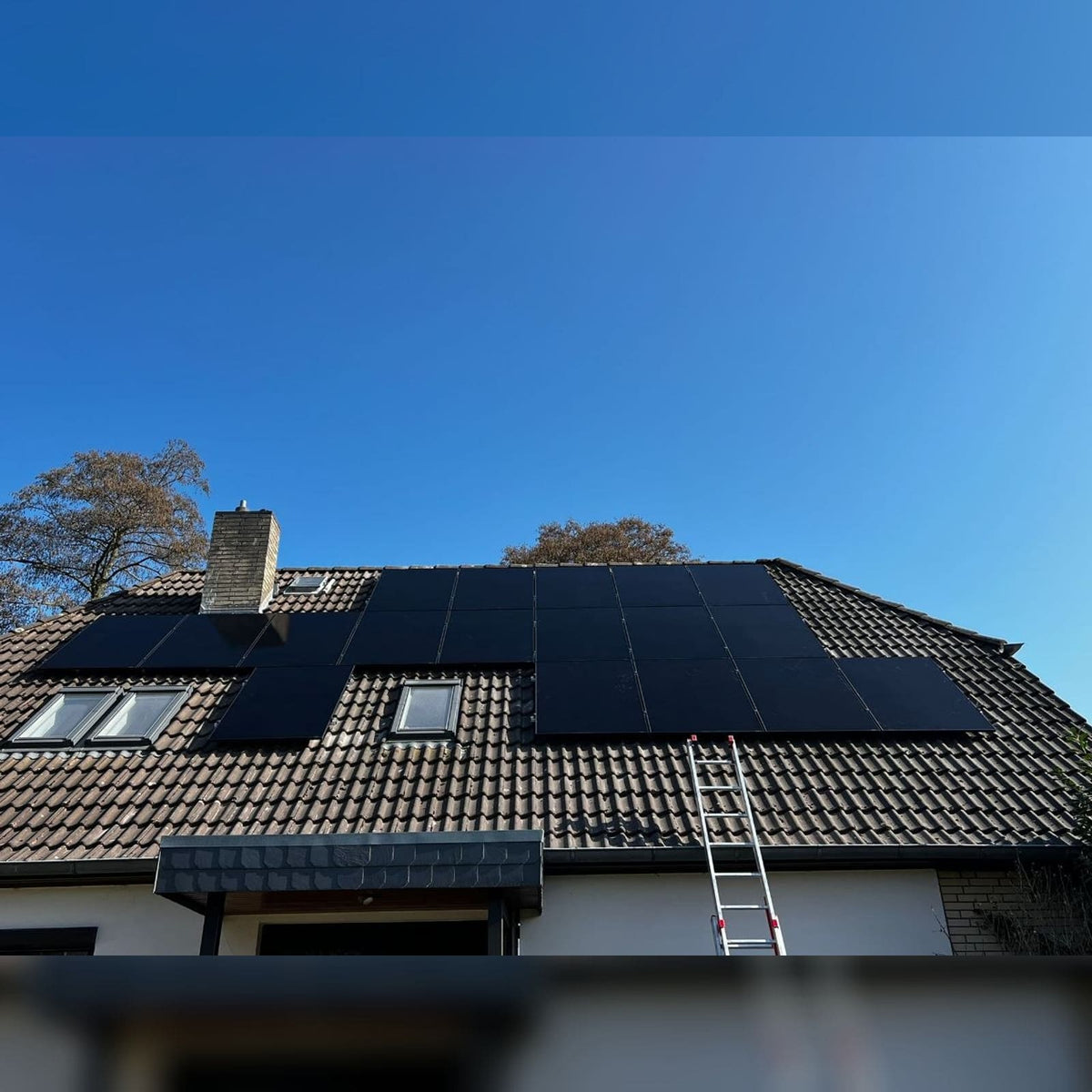 Photovoltaik-Dachanlage mit AIKO-Modulen auf einem Wohnhaus in Weyhe