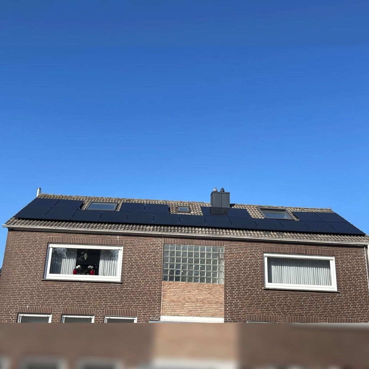 Photovoltaik-Dachanlage mit JA-Solar-Modulen auf einem Wohnhaus in Rheine
