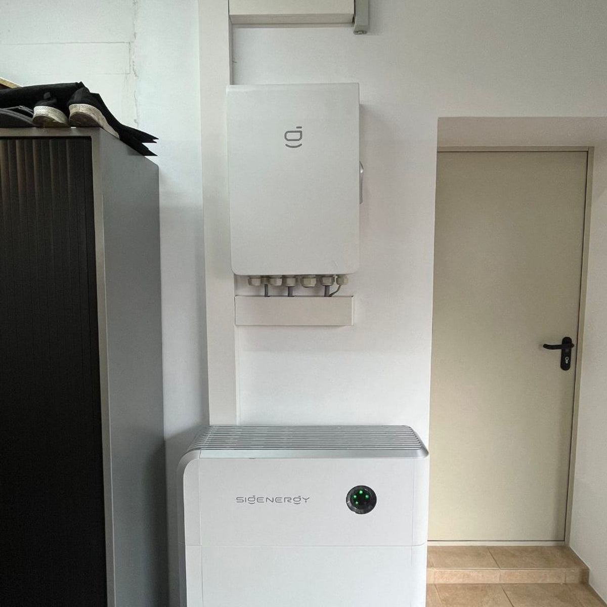 Sigenergy AC-Installation mit Energy Controller und SigenStor-Speicher in einer Garage