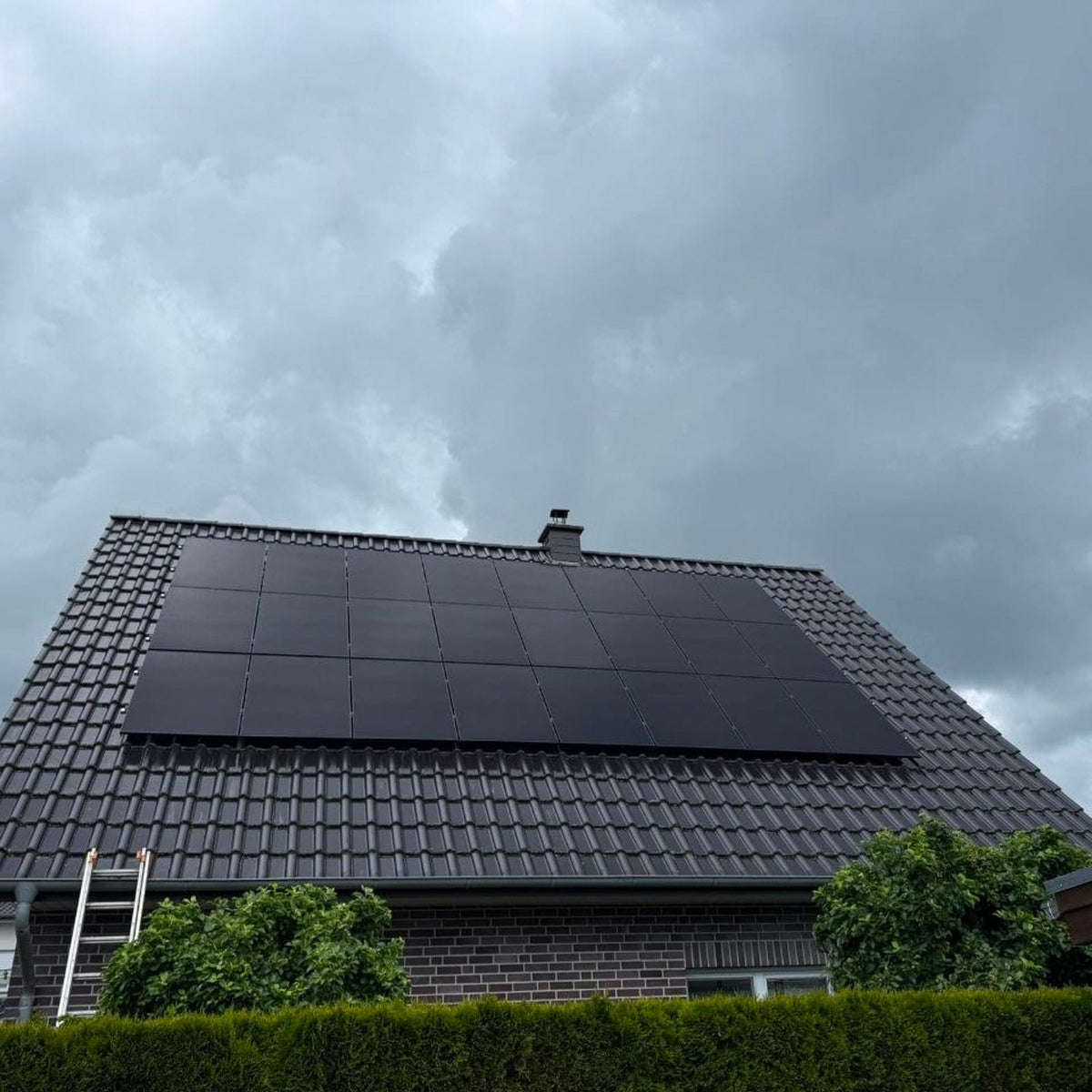 Photovoltaik-Dachanlage mit Aiko-Modulen auf einem Wohnhaus in Quakenbrück