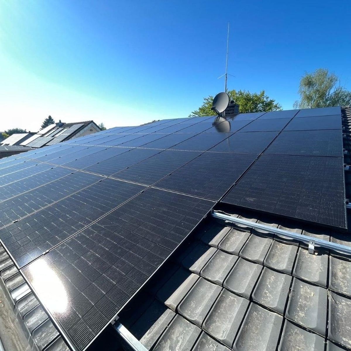 Photovoltaik-Dachanlage mit neu installierten Modulen auf einem Wohnhaus in Köln
