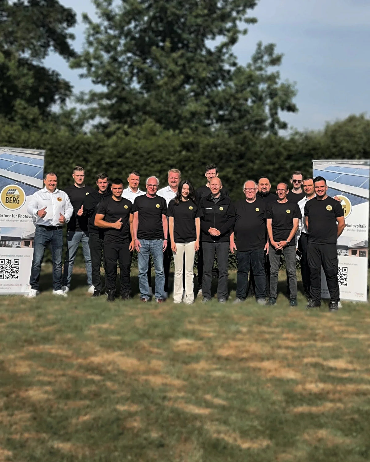 Das Team von Photovoltaik Berg auf einem gemeinsamen Teamfoto