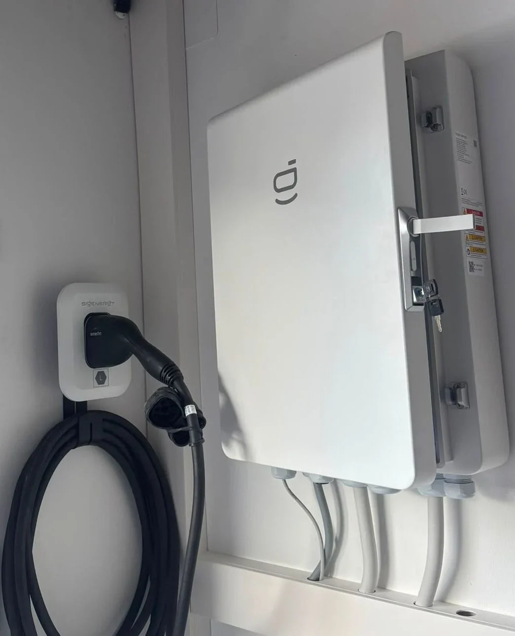 Sigen Energy Gateway an der Garagenwand eines PV-Berg-Projekts in Soest
