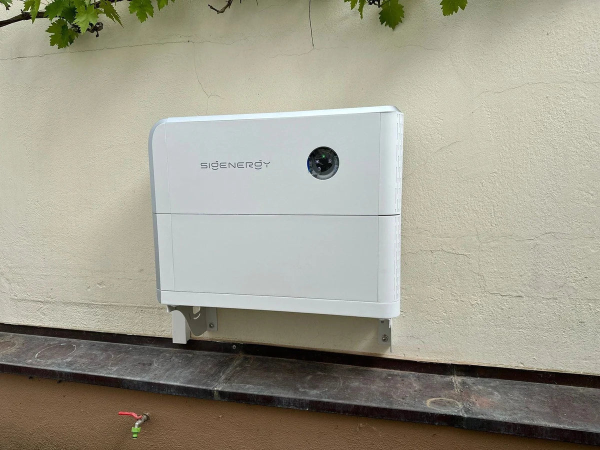 Sigenergy-Speicher mit Energy Controller an einer geschützten Außenwand in Leverkusen