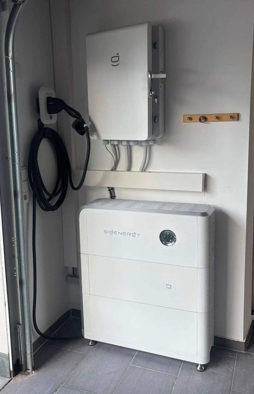 SigenStor mit integriertem EVDC-Lademodul, CCS-Ladekabel und Gateway in einer PV-Berg-Installation in Soest