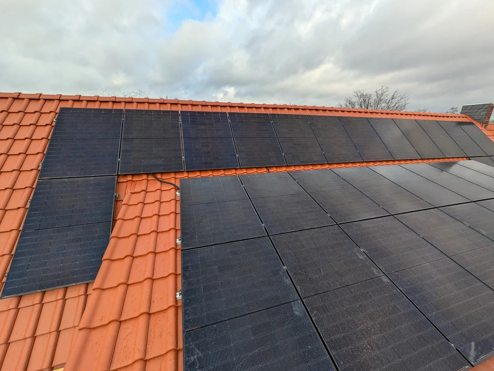 Solarmodule auf einem Ziegeldach, Beispiel einer PV-Berg-Anlage