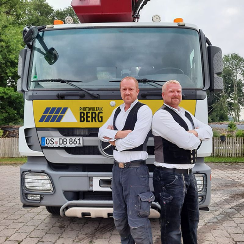 Montageteam der Photovoltaik Berg GmbH mit dem firmeneigenen LKW