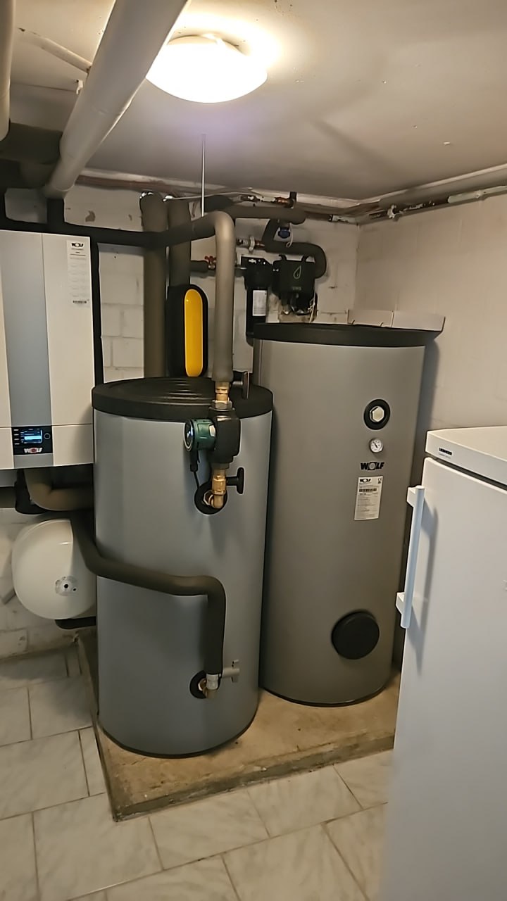 Warmwasser- und Heizungstechnik im Innenbereich aus einem PV-Berg-Wärmepumpenprojekt