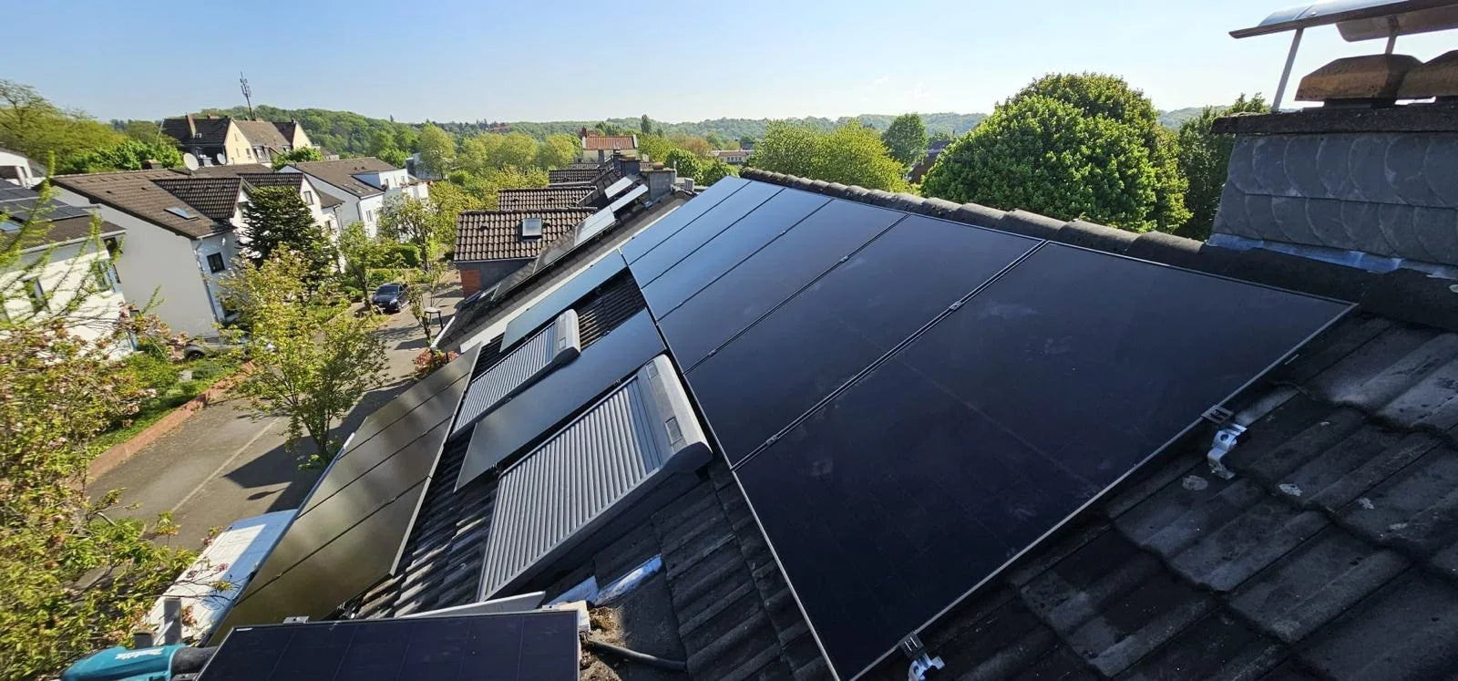 Von Photovoltaik Berg montierte Solarmodule in 40625 Düsseldorf